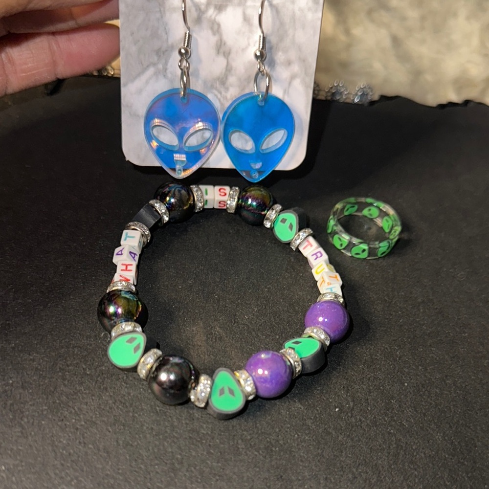 Alien Themed Jewelry Set complete with Bracelet, earrings and Ring Size 6